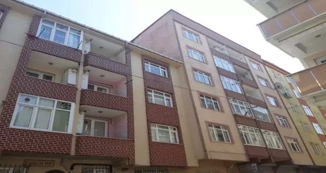Esenler’de bir evin çatısı karşı binaya uçtu
