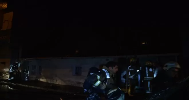 Esenler’de gecekondunun çatısı alev alev yandı
