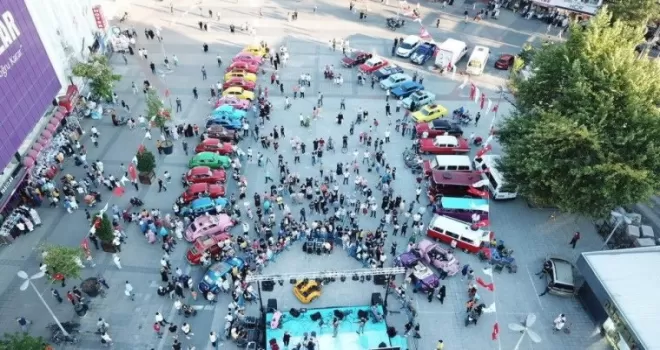 Esenler’de klasik otomobiller ve Retrobüs konseriyle nostalji rüzgarı
