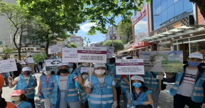 Esenler’de öğrencilerden çevre yürüyüşü
