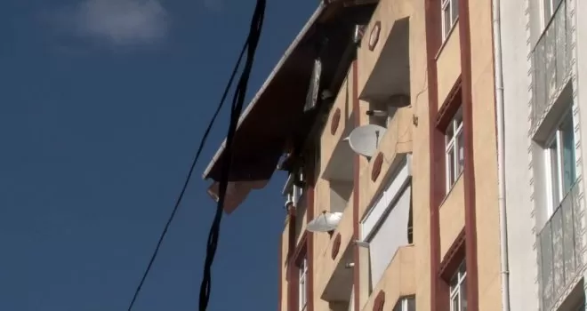 Esenler’de şiddetli rüzgar nedeniyle binanın çatısı kaydı

