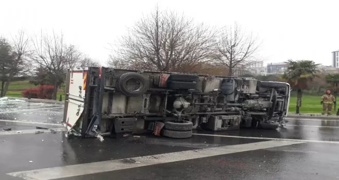 Esenler’de virajı alamayan kamyon bariyerlere çarparak devrildi
