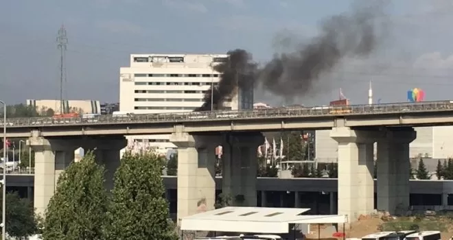 Esenler TEM bağlantı yolunda otomobil alev alev yandı
