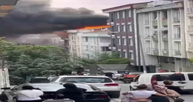 Esenyurt’ta 5 katlı binanın çatı katı alev alev yandı
