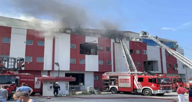 Esenyurt’ta askı fabrikasında korkutan yangın

