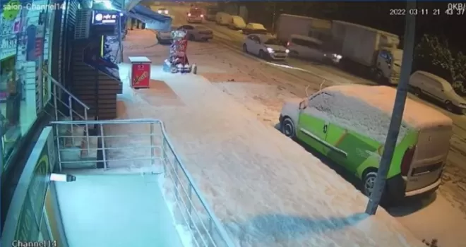 Esenyurt’ta buzlu yolda sürücü ve vatandaşların imtihanı
