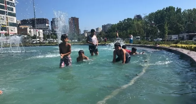 Esenyurt’ta çocukların süs havuzunda tehlikeli oyunu
