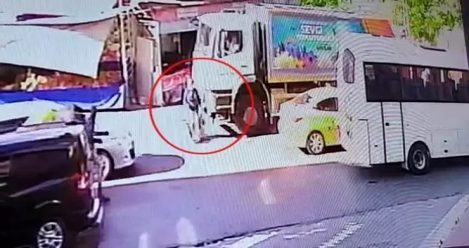 Esenyurt’ta çöp kamyonu kadını ezdi
