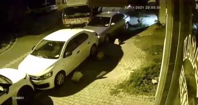 Esenyurt’ta freni boşalan vinç, park halindeki araçlara çarptı
