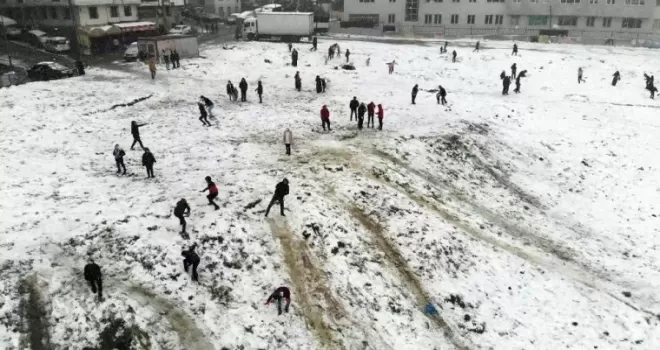 Esenyurt’ta kar topu keyfi havadan görüntülendi
