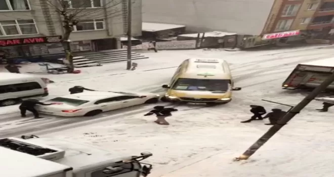 Esenyurt’ta karda kayan aracın minibüse çarptığı anlar kameralara yansıdı
