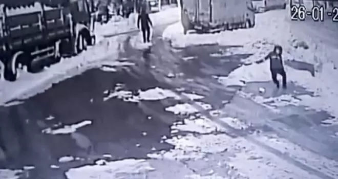 Esenyurt’ta karda kayıp düşen vatandaşlar kamerada

