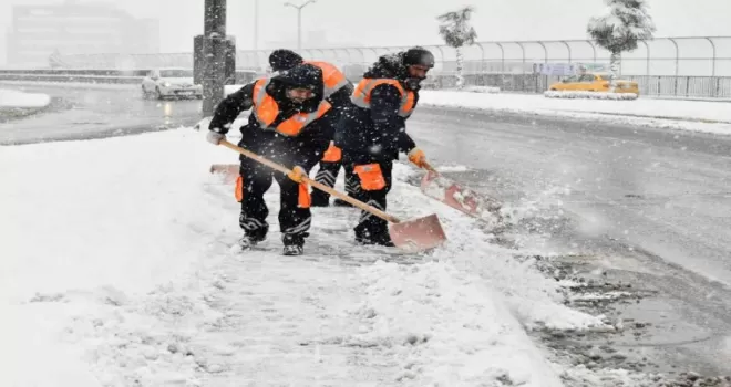 Esenyurt’ta karla mücadele çalışmaları sürüyor
