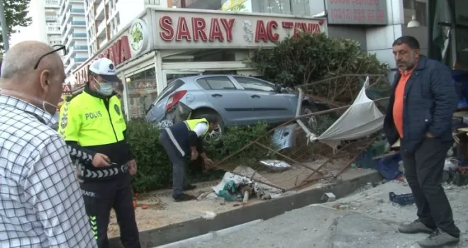 Esenyurt’ta kontrolünü kaybeden otomobil önce manava sonra restorana girdi
