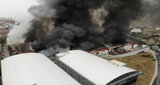 Esenyurt’ta lojistik deposunda çıkan yangın havadan drone ile görüntülendi
