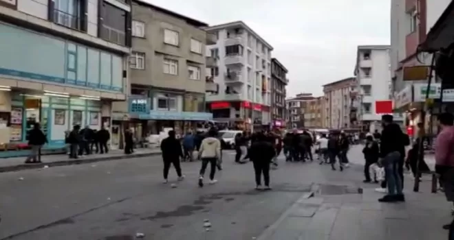 Esenyurt’ta meydan savaşını aratmayan sopalı, satırlı, taşlı kavga
