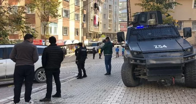 Esenyurt’ta park halindeki aracın kundaklanması kamerada
