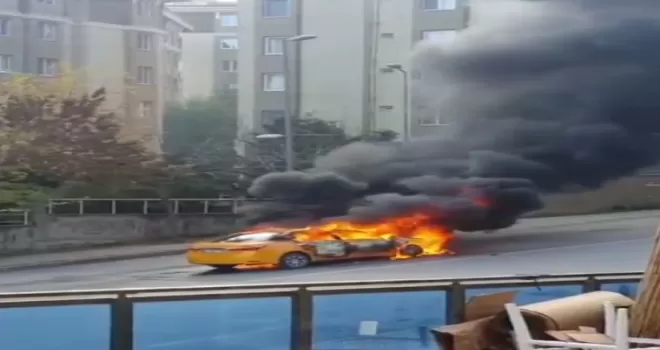 Esenyurt’ta seyir halindeki ticari taksi yandı
