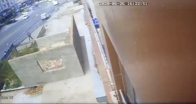 Esenyurt’ta sokak ortasında silahlı saldırı kamerada
