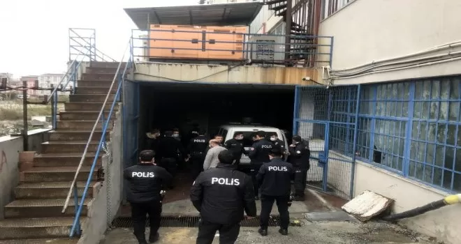 Esenyurt’ta şüpheliyi kovalayan polis, iş yerinin duvarına çarptı
