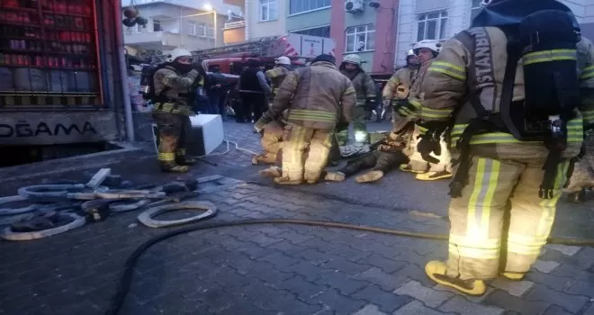 Esenyurt’ta yangın paniği: 2 işçi yerde böyle yardım bekledi
