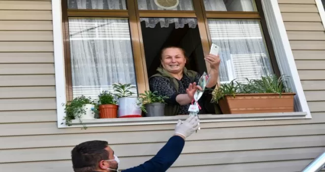 Esenyurtlu annelerin sepetleri güllerle doldu
