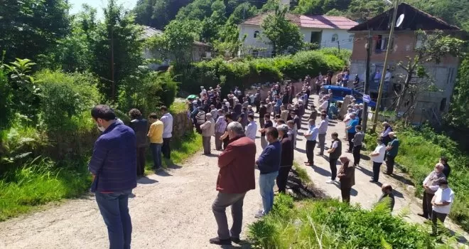 Eşi tarafından bıçaklanarak öldürülen kadın toprağa verildi
