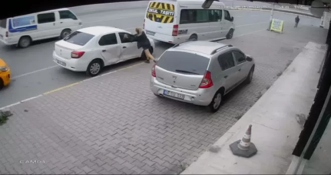Eşiyle tartıştı, öfkesini arabasından çıkardı: O anlar güvenlik kamerasında

