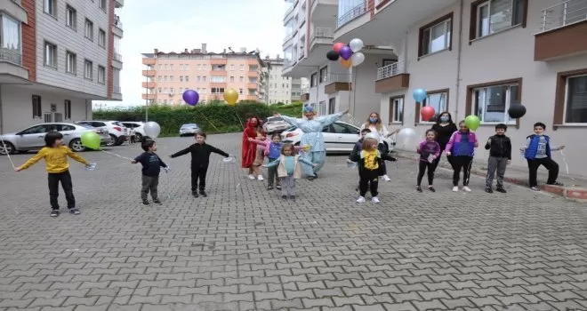 Evden çıkamayan çocuklara Palyaçolu sürpriz
