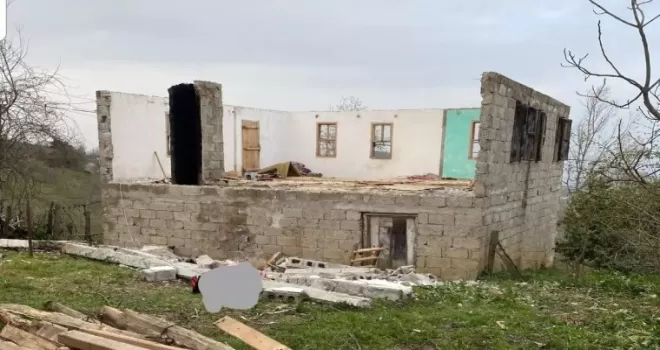 Evini tamir ederken çöken duvarın altında kalarak öldü
