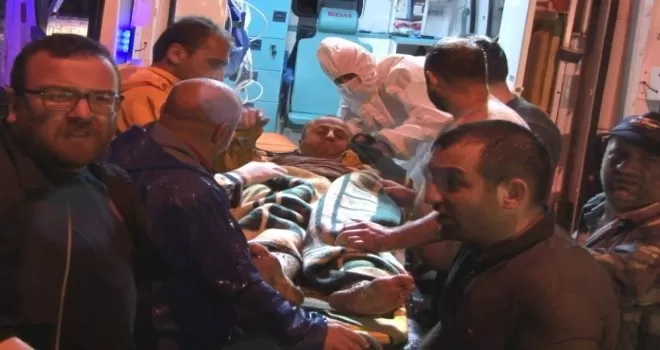 Evinin önünü sel sularından temizlemeye çalışırken çöken duvarın altında kaldı
