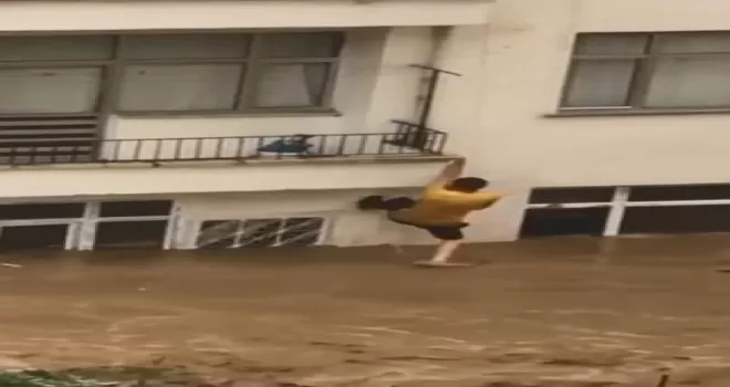 Evleri suyla dolan çift komşularının uzattığı ip yardımıyla hayata tutundu
