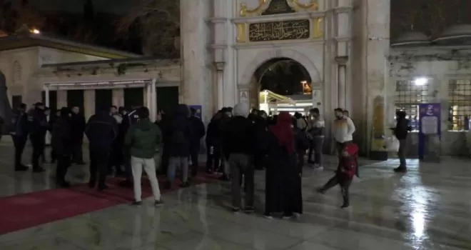 Eyüp Sultan Camii’nde Berat Kandili coşkusu
