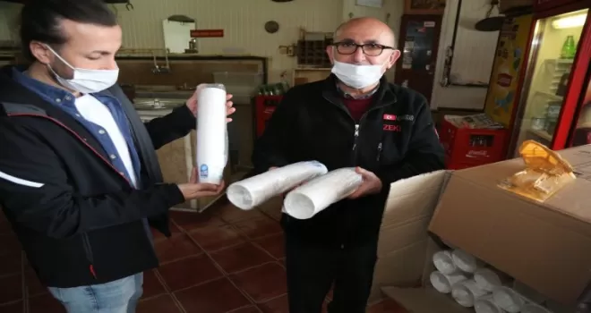 Eyüpsultan Belediyesi kıraathanelere karton bardak dağıtıyor
