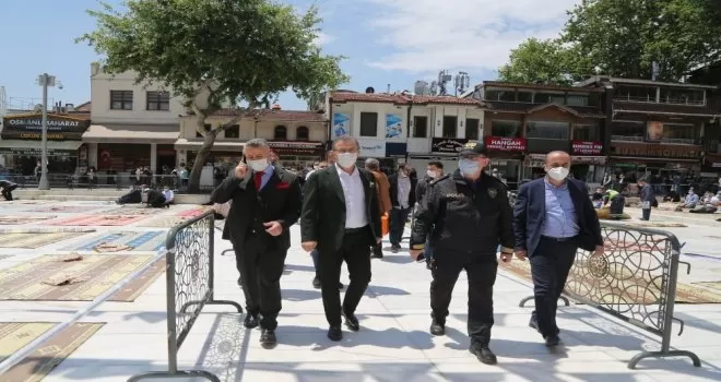 Eyüpsultan Camii’nde 74 gün sonra cuma namazı böyle kılındı
