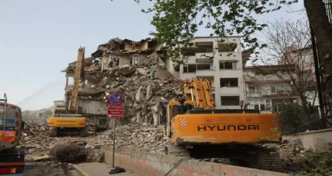 Eyüpsultan’da riskli yapıların yıkımı sürüyor
