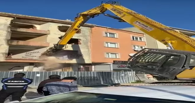 Eyüpsultan’da riskli yapıların yıkımına başlandı
