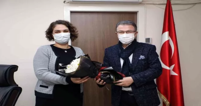 Eyüpsultan’da sağlık çalışanlarının bayramı çiçeklerle kutlandı
