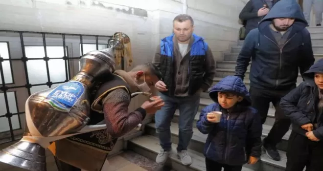 Eyüpsultan’da teravih namazı sonrası şerbet ikramı

