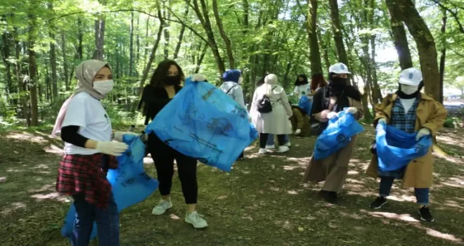 Eyüpsultan’daki piknik alanındaki çöpler  temizlendi
