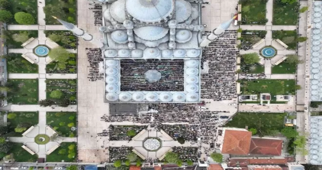 Fatih Camii’nde bayram namazı havadan görüntülendi

