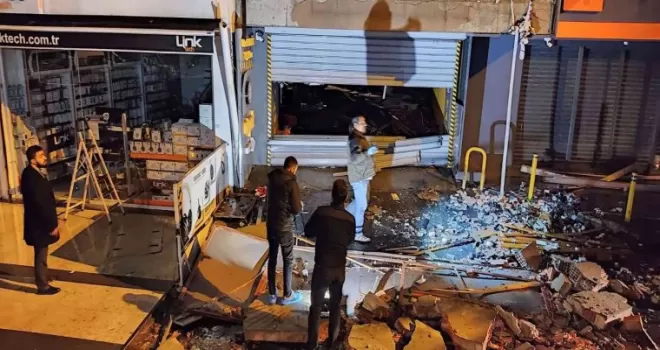 Fatih’te 4 katlı kapalı otoparkta yaşanan patlama yangına neden oldu
