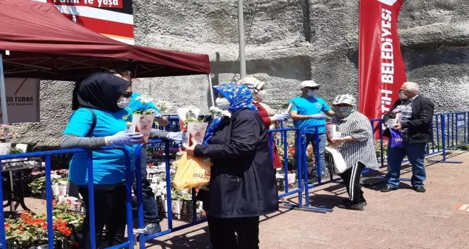 Fatih’te 65 yaş üstü vatandaşlara bayram kutlaması
