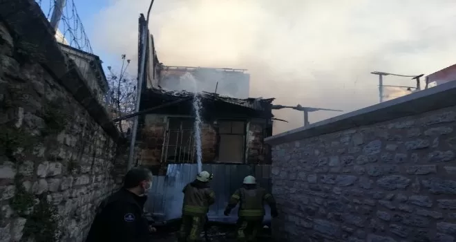 Fatih’te ahşap iki binada korkutan yangın

