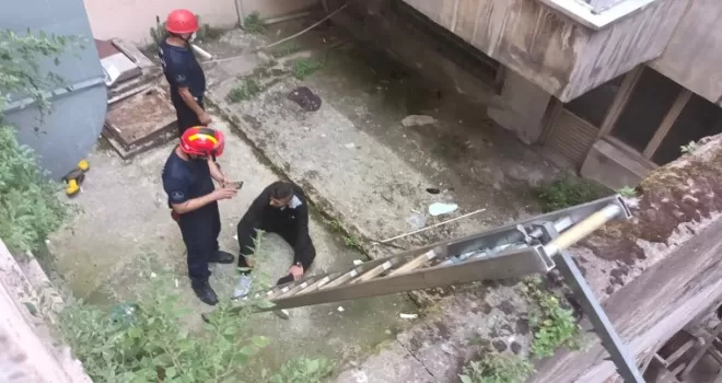 Fatih’te alacaklılarından kaçarken apartman boşluğuna düştü
