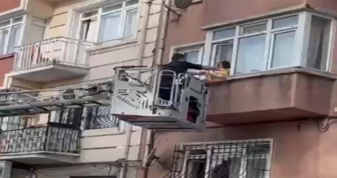 Fatih’te babası uyurken pencereye oturan çocuğu itfaiye kurtardı
