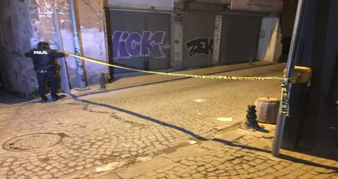 Fatih’te bıçaklı kavga: Dehşet anları kamerada
