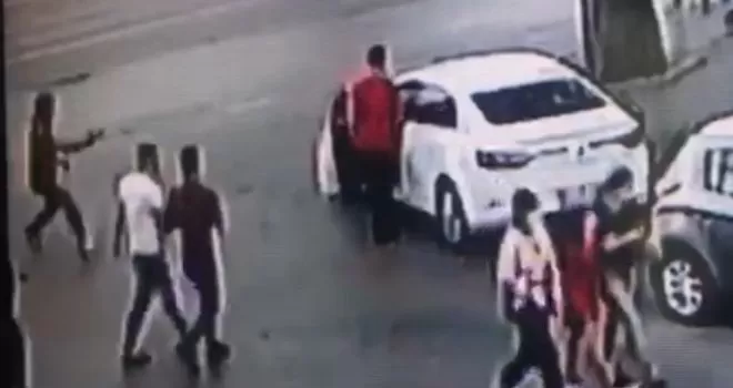 Fatih’te cami çıkışı silahlı saldırı kamerada
