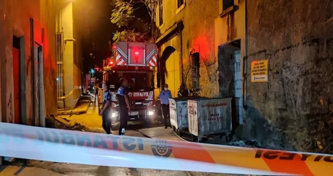 Fatih’te çöken 3 katlı metruk binadan 1 kişi sağ çıkarıldı
