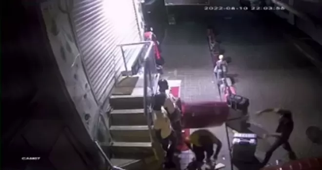 Fatih’te hırsızlık yapan kişiyi bavulla dövdü
